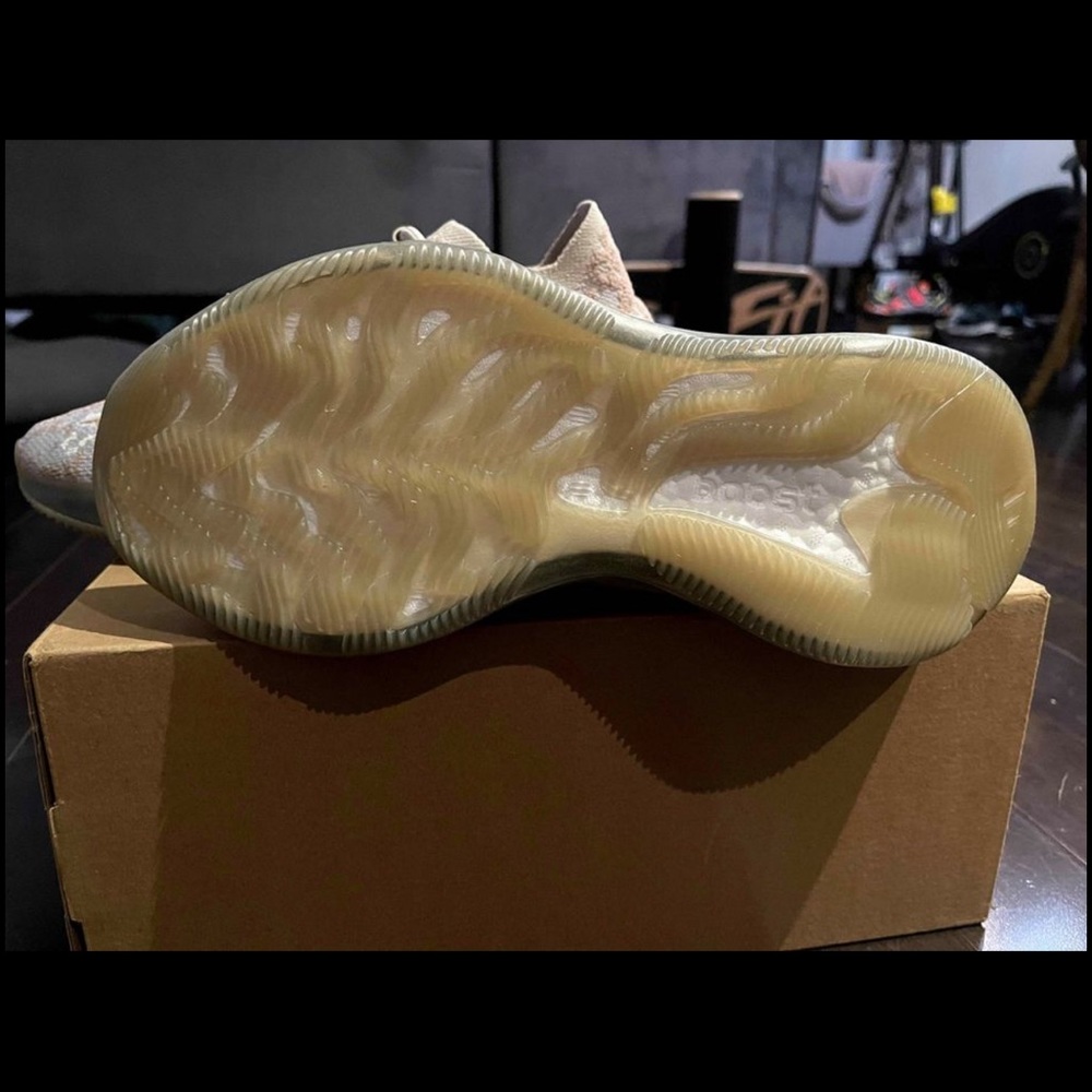 Yeezy 380 - Picture 3 of 5